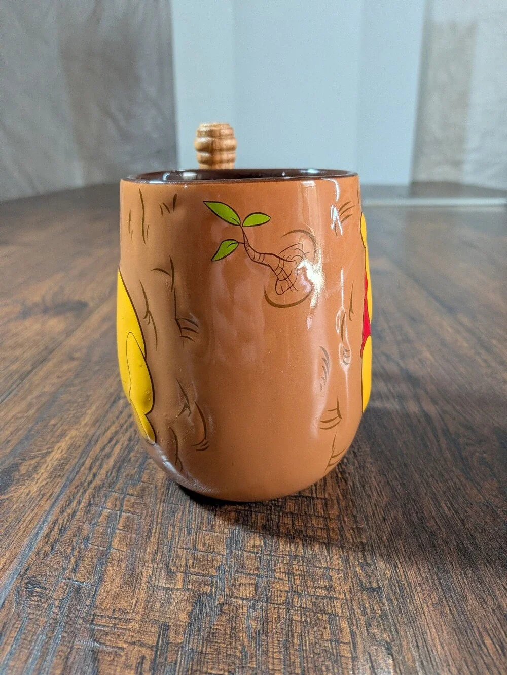 DISNEY PARKS WINNIE THE POOH COFFEE MUG CUP WITH HONEY DIPPER, NEW